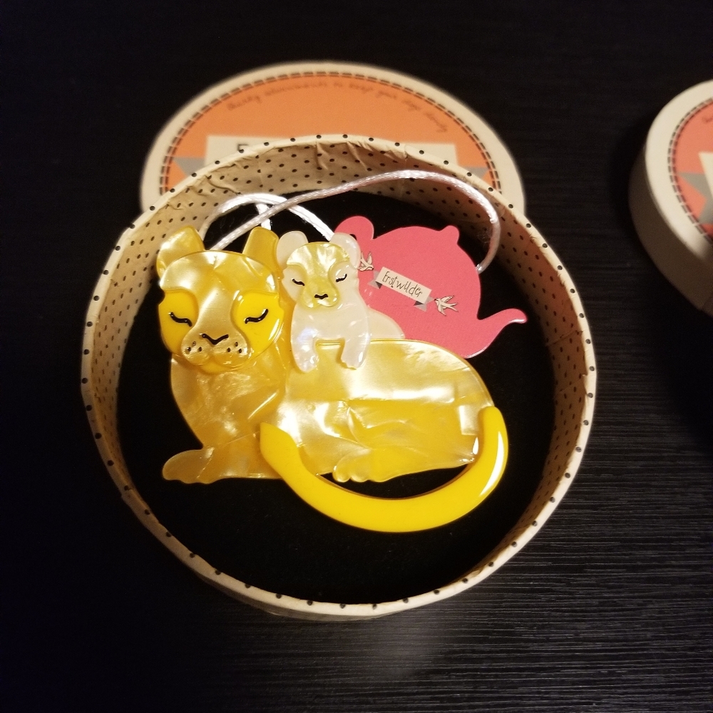 Erstwilder Mother cub love lion brooch